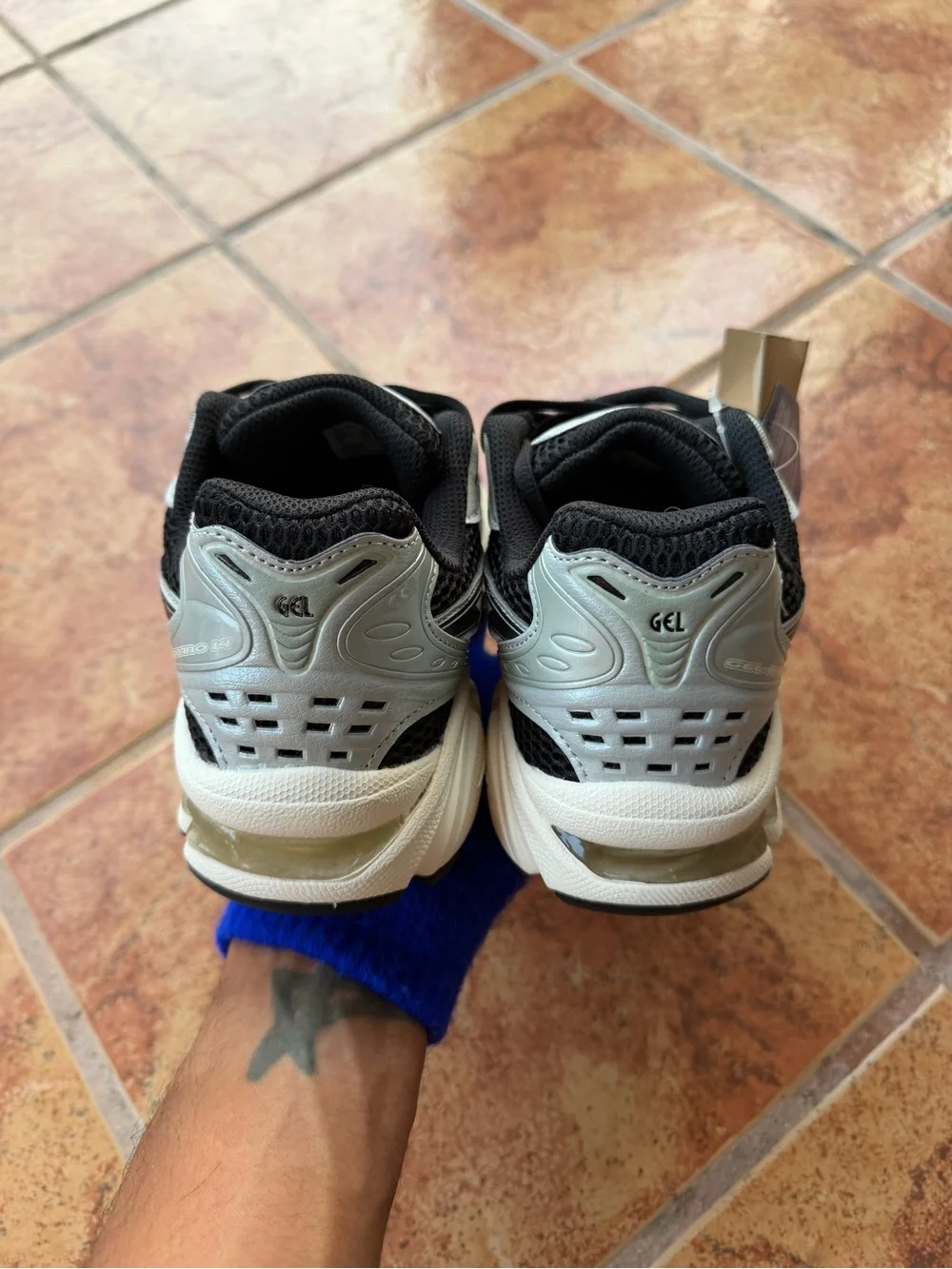 Size 7 Men’s And Women’ 8.5 - Asics Gel Kayano 14 Black and Silver